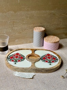 Plateau en bois artisanal de Bordeaux avec coupelle en laiton, finition polie, taille personnalisable pour les collations de fêtes - Product Image 4
