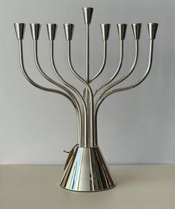 Menorá decorativa plateada de nueve ramas con brazos curvos y motivo de estrella, decoración judía para la mesa de Hanukkah - Product Image 5