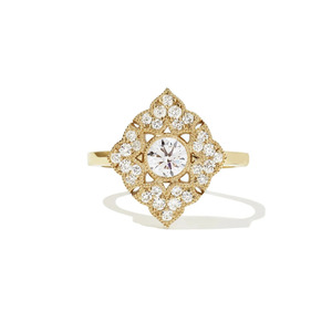 Bague pour femme en or jaune avec diamant taille Asscher cultivé en laboratoire et diamants incrustés, style de luxe - Product Image 1