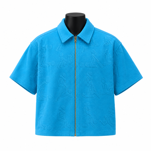 เสื้อเชิ้ตลำลองแขนสั้นสีน้ำเงินสำหรับผู้ชายพร้อมลายตัวอักษรนูน ปกเสื้อแบบพับได้สำหรับฤดูร้อน - Product Image 1