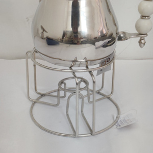 Dallah arabe de luxe en argent avec support de présentation en fil métallique - Serveur à café traditionnel avec élégante poignée perlée en marbre blanc - Product Image 3