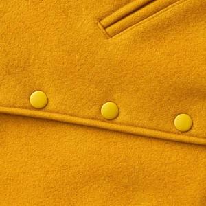 Veste de baseball varsity en laine jaune de haute qualité pour hommes, avec manches en cuir blanc et patch en chenille avec lettres. - Product Image 3
