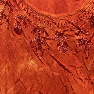 Hermosa Túnica Boho sin Mangas con Estampado Tie Dye Naranja para Mujer, con Cuello Redondo |   Vestido Casual Holgado con Corte Evase para Verano - Product Image 3