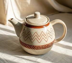 Tetera con diseño tribal, boquilla de vertido suave, mango de agarre cómodo, cuerpo que retiene el calor, perfecta para servir té - Product Image 1
