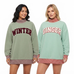 Sudadera verde de cuello alto para mujer con ribete de guinga roja y letras bordadas 'Merry Days' - Product Image 4