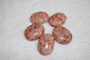 หินซันสโตนทำมือ รูปทรงปาล์ม หินธรรมชาติ เรียบเนียน สำหรับบำบัด ขนาด 4x3 ซม. รูปทรงวงรี ขัดเงา พกพาสะดวก คุณภาพพรีเมียม ดีไซน์มงคล - Product Image 2