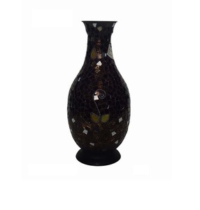 Vase décoratif en aluminium artisanal avec texture de surface détaillée pour la décoration de la maison - Product Image 4
