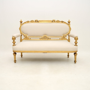 Canapé trois places classique de style européen avec revêtement à motif botanique et base en bois sculpté robuste - Product Image 1