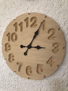 Reloj de Madera Analógico de Cuarzo Grabado Personalizado, Decoración de Pared Art Deco para Bodas - Product Image 2