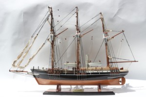 Maqueta de Barco Británico de Madera Natural Color Negro ENDURANCE - Artesanía Independiente para Decoración Náutica, Colección de Arte y Negocios - Product Image 3