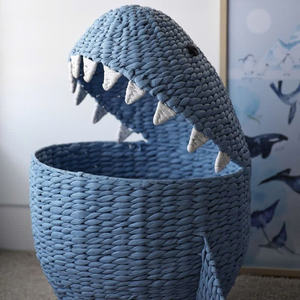 Un panier de rangement en forme de requin, tissé en jacinthe d'eau, un panier bleu mignon et adorable pour les enfants. - Product Image 2
