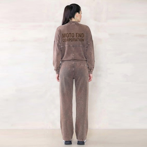 Ensemble de survêtement en polaire marron Mocha pour femme Moto End Corporation, sweat-shirt à fermeture éclair courte avec imprimé sur la poitrine et pantalon de survêtement assorti, décontracté - Product Image 3