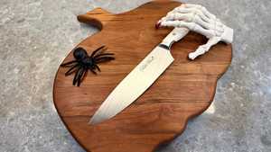 Planche à découper en bois en forme de citrouille avec décoration de main squelette et araignée, bloc de découpe de cuisine rond antidérapant - Product Image 5