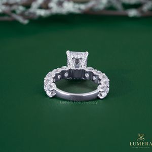 แหวนเพชรทรงเอเมอรัลด์คัทคุณภาพพรีเมียม แหวนทอง 14k ประดับเพชรรอบด้านแบบพาเว่ ตัวเรือนแบบยูคัทพรอง ห้าวงแหวนซ่อนแบบฮาโล สไตล์วินเทจ - Product Image 6