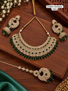 Ensemble collier choker, boucles d'oreilles et maang tikka en alliage plaqué or avec pierres vertes et perles imitation pour femmes, bijoux de mariage - Product Image 1