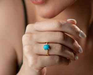 Anillo Ovalado de Turquesa en Plata de Ley 925 con Baño de Oro de 14K, Anillo con Piedra de Turquesa y Detalles de Circonita, Anillo de Piedra de Nacimiento de Diciembre - Product Image 3