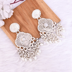 Pendientes Largos de Diseño Étnico en Plata Alemana con Perla y Ojo de Gato Gris - Product Image 3