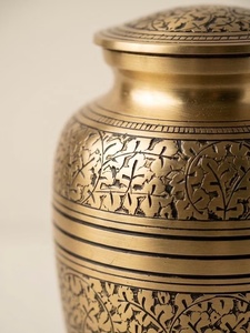 Urne funéraire en métal style héritage avec motif feuille de vigne gravé, finition or antique, vase commémoratif décoratif avec couvercle sécurisé - Product Image 4