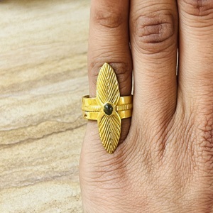 Anillo de Latón con Textura de Hoja a la Moda, Anillo Chapado en Oro Hecho a Mano con Peridoto, Anillo Grueso Estilo Bohemio, Anillo de Declaración con Patrón Étnico Tribal - Product Image 4