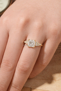 Bague de luxe en or jaune massif 10K/14K/18K avec diamant de laboratoire taille Asscher et pierres latérales, sertie à griffes, pour fiançailles, fêtes et mariages - Product Image 3