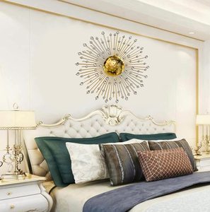 Decoración de Pared de Metal de Lujo Hecha a Mano con Acabado Dorado Electroplacado y Piedra de Cristal Blanca para Sala de Estar - Product Image 6