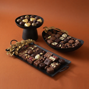Bols à chocolat en métal noir mat luxueux, ornés d'accents en feuille d'or sculptée exquise, créant une touche audacieuse et moderne. - Product Image 2