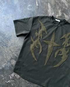 เสื้อยืดโอเวอร์ไซส์สไตล์วินเทจเทรนดี้ แต่งโลโก้ปักลาย สำหรับผู้ชาย ผ้าฝ้าย 100% ทรงครอป แต่งยับ ปักลายแบบดิสเทรส ล้างสีแบบแอซิดวอช - Product Image 3