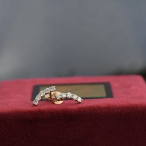 Boucles d'oreilles clous pour femmes en argent 925 plaqué rhodium, diamants de laboratoire courbés taille brillant, certifiées IGI, marque VDS, style minimaliste - Product Image 4