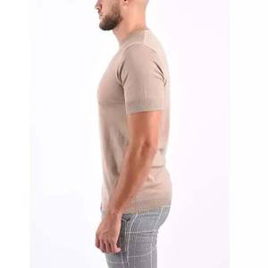 เสื้อยืดแขนสั้นคอกลมสีเบจสำหรับผู้ชาย ทรงเข้ารูป สไตล์ลำลอง สีพื้น ผ้าฝ้ายเจอร์ซีย์ ระบายอากาศได้ดี - Product Image 3