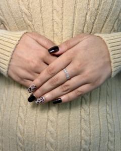 Diamante Cultivado en Laboratorio de Corte Brillante, Color Rosa Claro y Blanco, con Cinco Piedras en Pavé Francés, Certificado IGI, Oro de 18K, Joyería Fina de Lujo, Superventas - Product Image 3