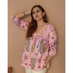 เสื้อเบลาส์และเสื้อเชิ้ตของผู้หญิงสีสดใสลายทุ่งหญ้าสีชมพูสดใส - Product Image 2