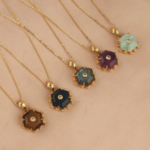 Collar con colgante hexagonal de amazonita natural, cadena de latón chapada en oro con detalles de circonita cúbica y cierre de langosta, joyería de moda para mujer. - Product Image 3