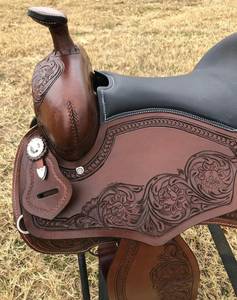 Selle de cheval Western pour la course de barils avec conchos étoilés |   Arbre en cuir et bois |   Équipement d'équitation de cowboy |   Selle de qualité supérieure, robuste et durable - Product Image 3
