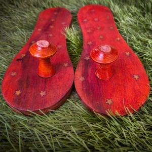 Pantuflas Khadau Paduka de Madera Roja Hechas a Mano, Calzado Tradicional Unisex con Acabado Antiguo, Juego de 2 Piezas para Uso en Todas las Estaciones - Product Image 2