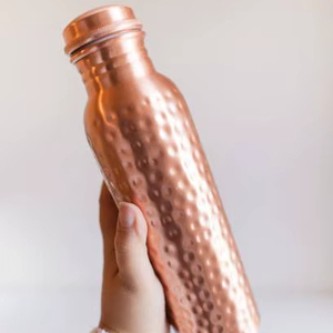Botella de cobre que aborda los problemas ecológicos con una bebida reutilizable y sostenible que promueve el consumo responsable - Product Image 1