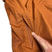 Veste coupe-vent pour homme en promotion, chemise à manches longues brodée sur mesure, col en V côtelé, doublure en maille, chemise à passepoil
