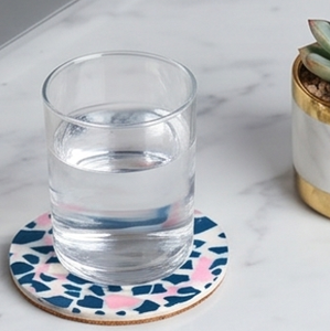 Juego de Posavasos Redondos de Estilo Terrazo Premium, Base Blanca con Patrón Azul Marino y Rosa para Mesa de Comedor, Cafetería, Bar y Hogar - Product Image 5