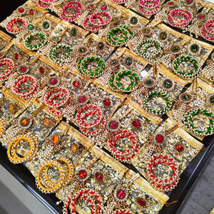 Panier-cadeau de mariage le plus populaire, pochette en filet pour bijoux avec 2 bracelets en Resham, une bague et un style Satka Rajasthani - Product Image 1