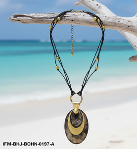 Colgante de cuerno de búfalo hecho a mano My Druther Way con latón texturizado entrelazado y hilo de algodón tejido con cuentas metálicas - Product Image 2