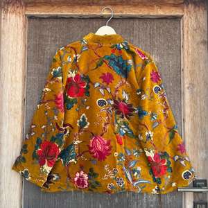 Veste matelassée en velours à motifs floraux moutarde, manteau bohème fait main - Product Image 6