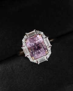 Anillo de compromiso de lujo con zafiro rosa talla cojín y halo de diamantes baguette y redondos en plata 925, estilo vintage, para ella - Product Image 5