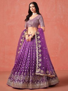 Robe de demoiselle d'honneur en organza brodé violet avec haut court à col en V et manches courtes, coupe trapèze, longueur au sol - Product Image 1