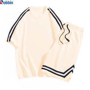 Conjunto de pantalones cortos personalizados para hombre, nuevo conjunto de verano a la moda con rayas, conjunto de pantalones cortos modernos para hombre, de manga corta, cuello redondo, holgado, estilo estudiantil. - Product Image 2