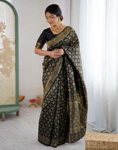 Sari en soie noir et or à motif traditionnel pour femme, tenue de mariage, style Inde Pakistan, longueur au sol, coupe classique, protection solaire intégrale - Product Image 4