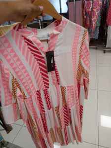 Tenue de plage chic d'été à imprimé tribal moderne, motif triangulaire orange et doré, style bohème, en coton, à volants, aux tons de coucher de soleil, pour soirée - Product Image 4