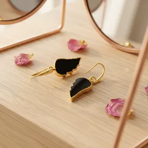 Boucles d'oreilles en laiton plaqué or 18 carats avec onyx noir et ailes d'ange, hypoallergéniques, pour femmes, vente en gros - Product Image 4