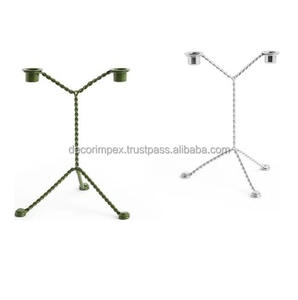 Un candelabro doble dorado decorativo, probablemente hecho de metal. Cuenta con un diseño moderno - Product Image 3