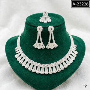 ชุดเครื่องประดับ MOLL JEWELLERS ทอง 14K ชุบทองบนโลหะผสมสังกะสี ลายดอกไม้ ประกอบด้วยสร้อยคอ ต่างหู แหวน ประดับด้วยเพชรซิร์คอน สำหรับผู้หญิง เหมาะสำหรับงานแต่งงาน งานหมั้น และงานเลี้ยง - Product Image 2