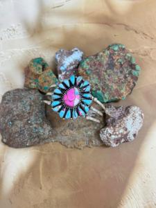 Anillo de compromiso trilogía redonda con diamante cultivado en laboratorio de 1+ quilates y piedras laterales en oro amarillo, blanco, rosa y platino de 18 quilates - Product Image 2