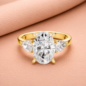 Bague de fiançailles en or jaune 14 carats massif avec diamant taille ovale, pierres latérales en forme de poire, certifiée IGI, clarté VVS1-VVS2, plaquée rhodium - Product Image 1